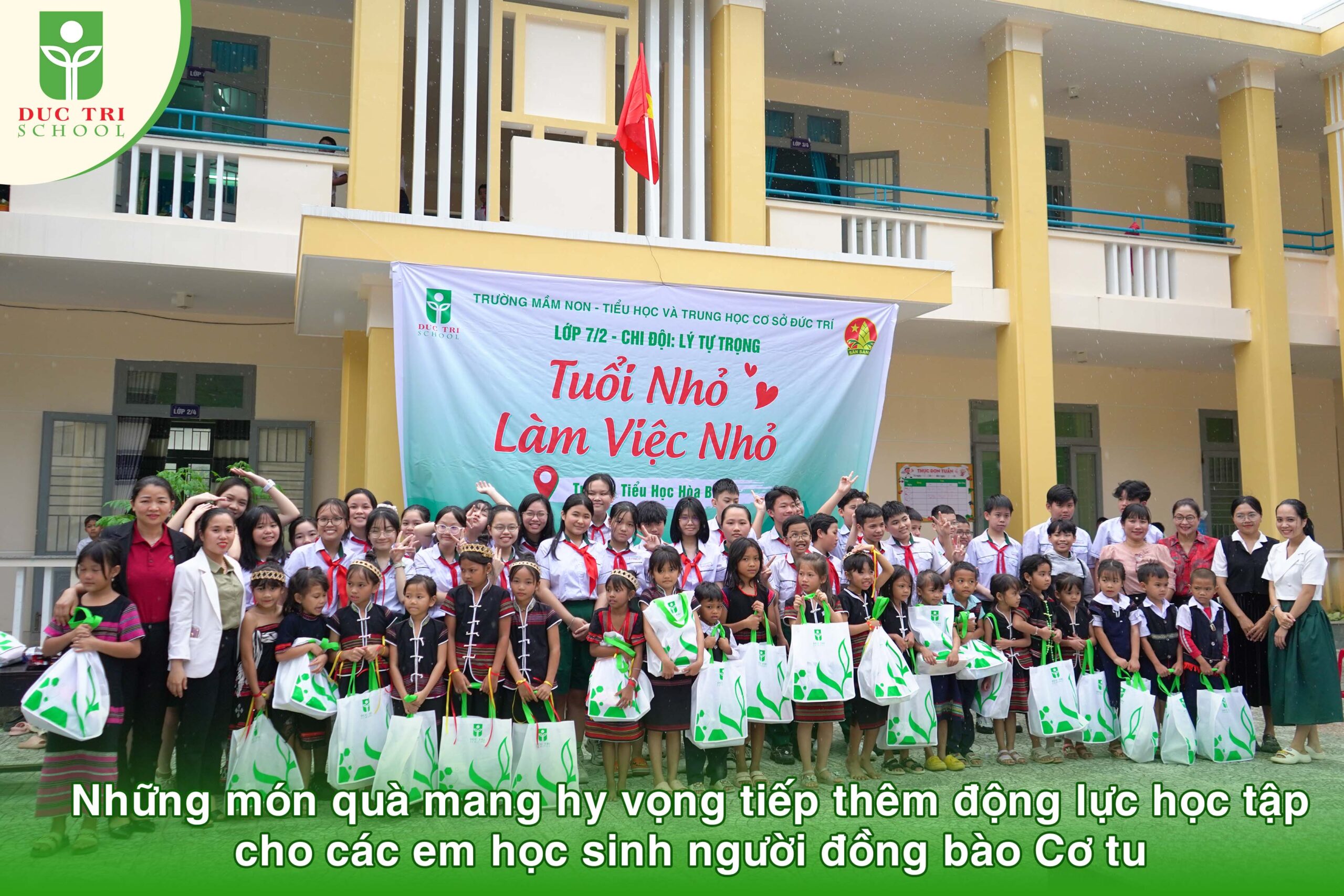 Lớp 7/2 tặng quà cho các bạn học sinh đồng bào Cơ tu