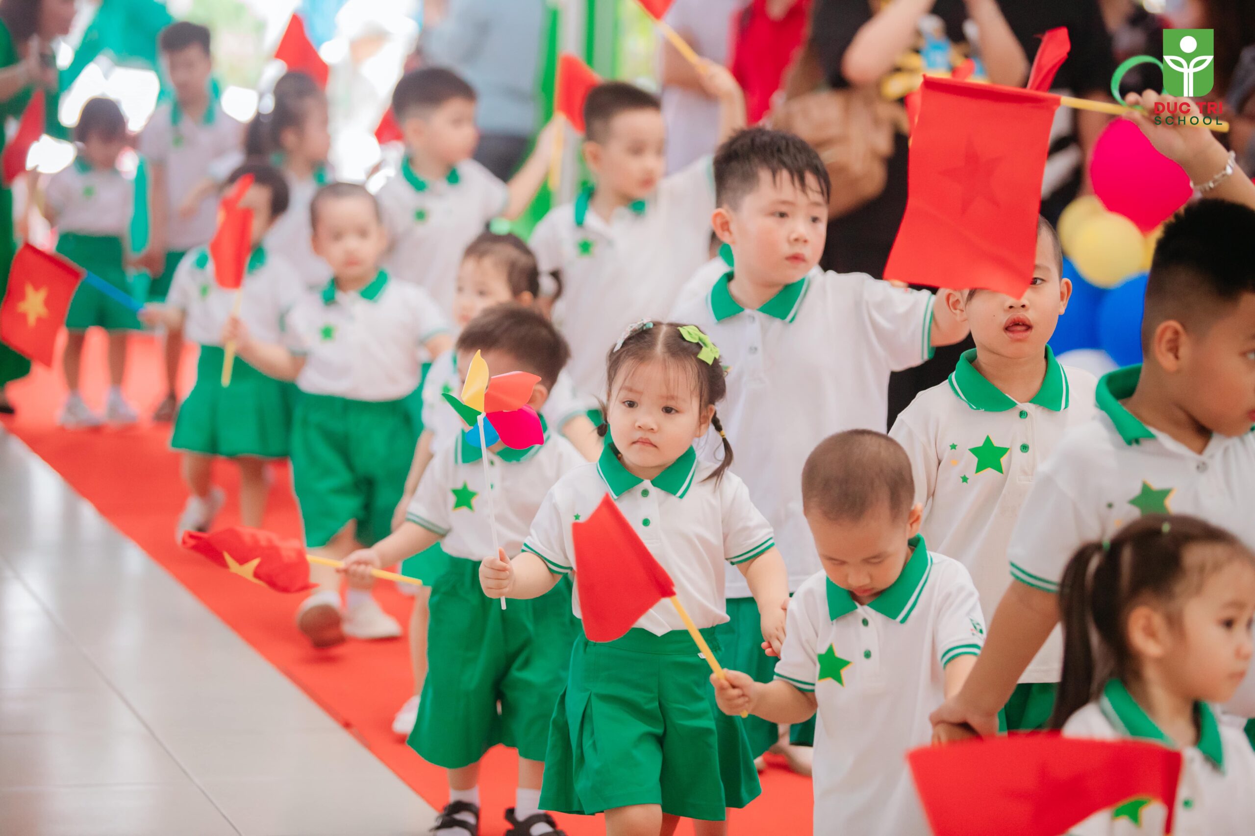 thay-va-tro-duc-tri-hao-huc-don-chao-nam-hoc-moi-2024-2025