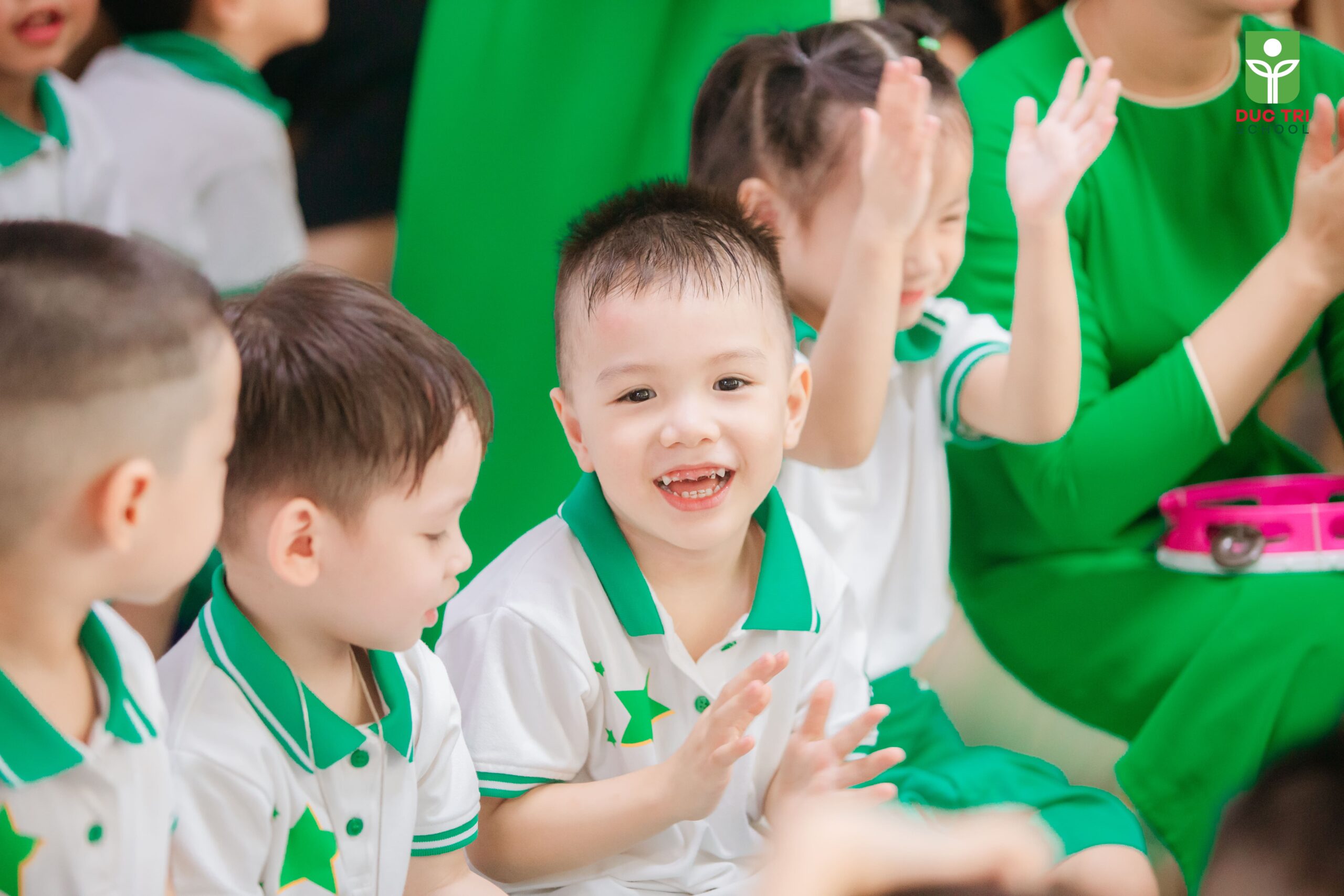 thay-va-tro-duc-tri-hao-huc-don-chao-nam-hoc-moi-2024-2025