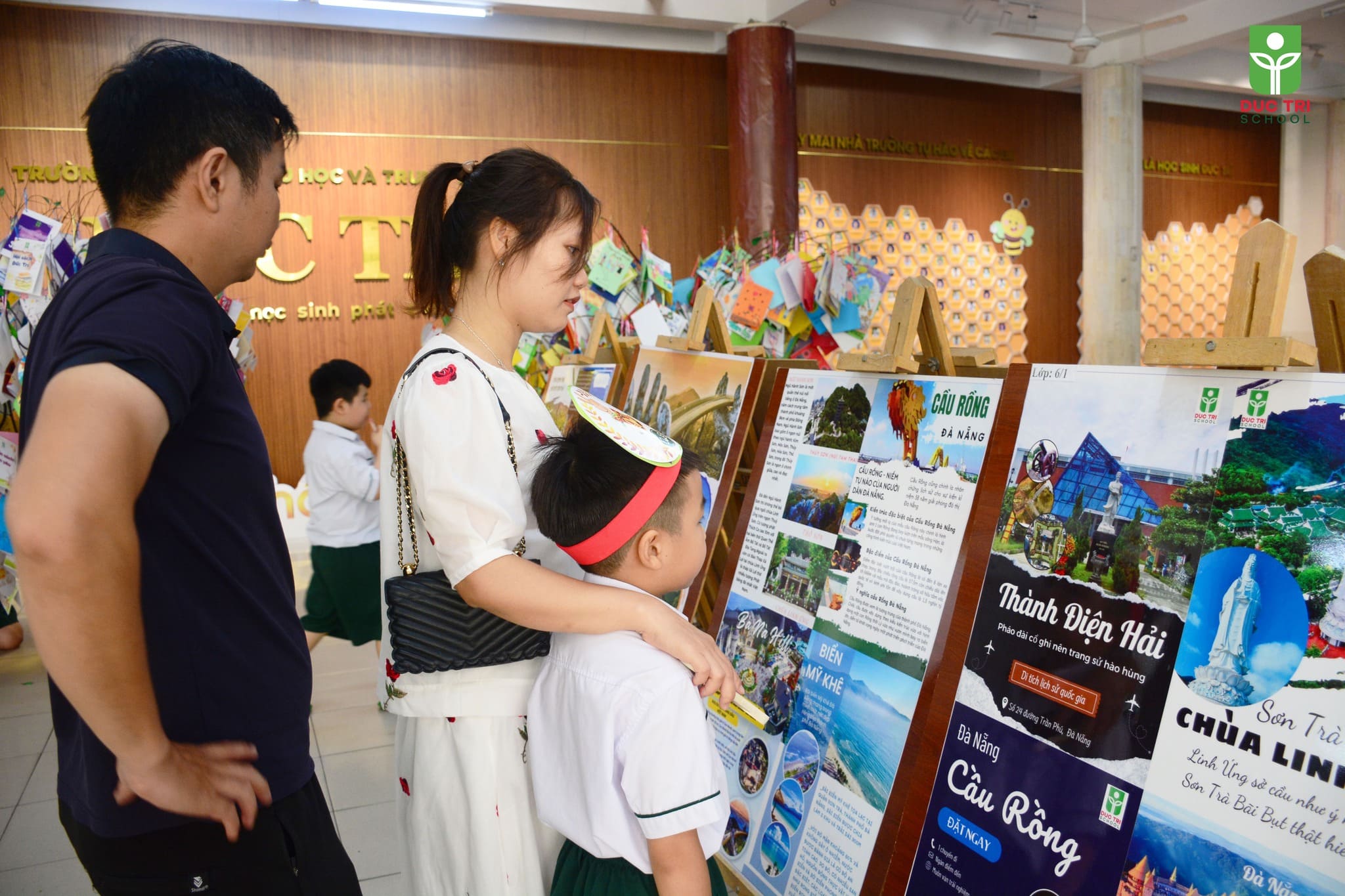Ba mẹ cùng con tham gia Ngày hội sách