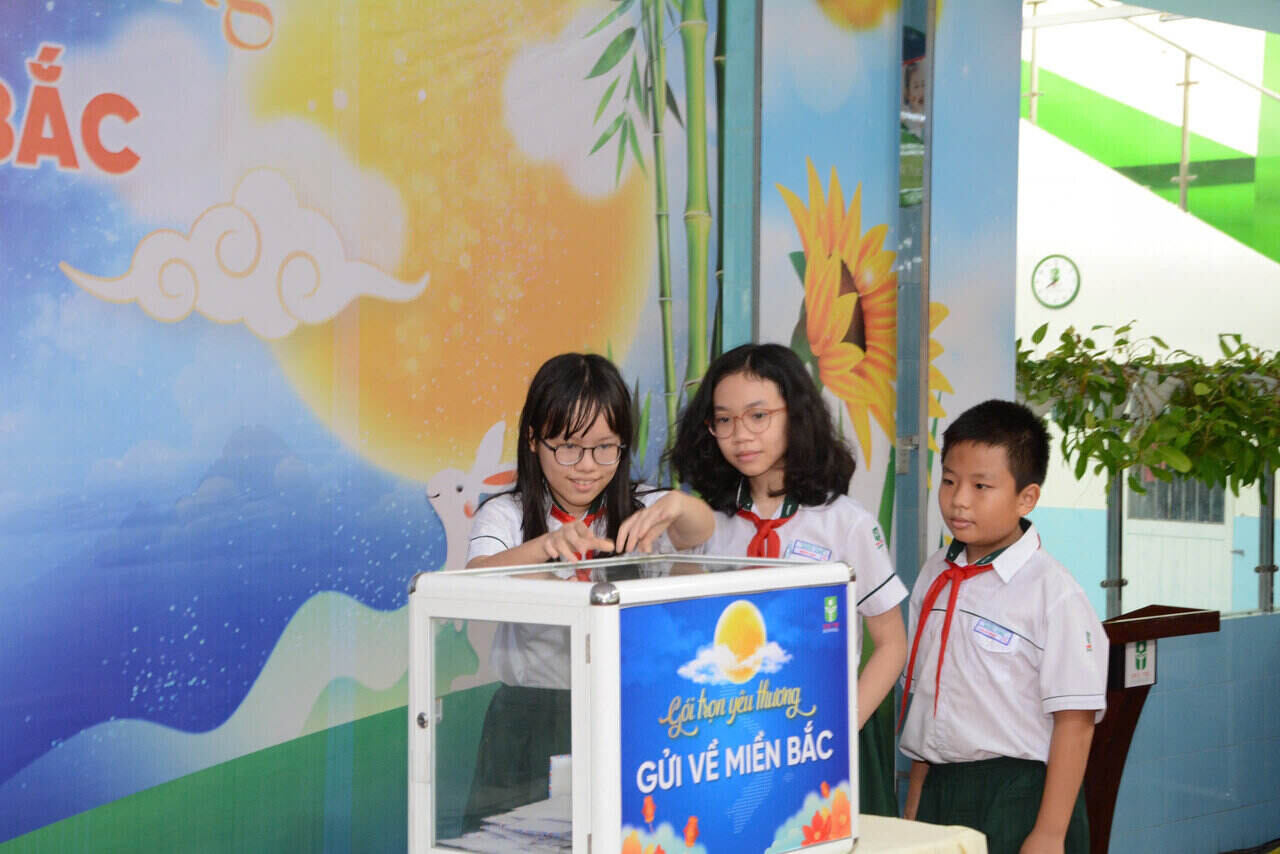 Trường Mầm non - Tiểu học và Trung học cơ sở Đức Trí (TP Đà Nẵng) tổ chức chương trình "Trung thu yêu thương - Hướng về miền Bắc"