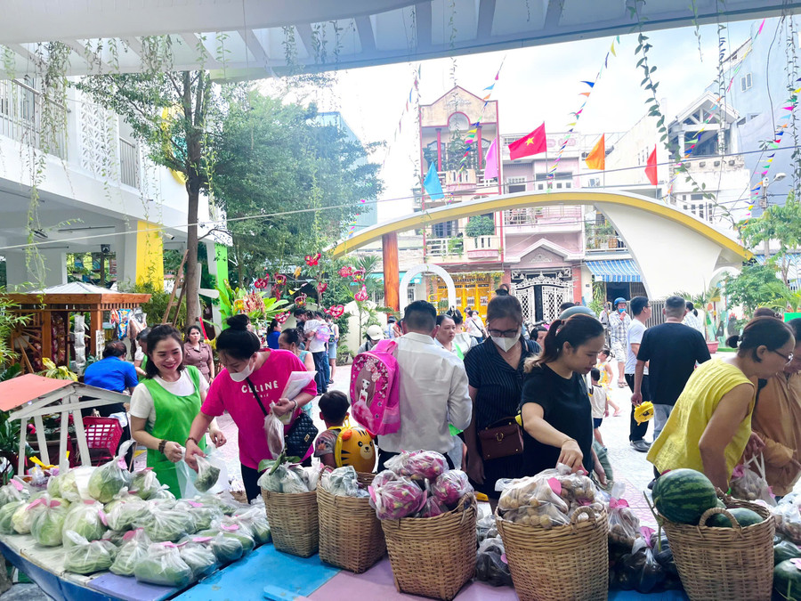 Chương trình bán hàng gây quỹ của Trường Mầm non Bình Minh được nhiều phụ huynh hưởng ứng.