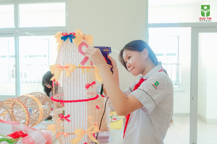 Học sinh trường Đức Trí làm lồng đèn gây quỹ