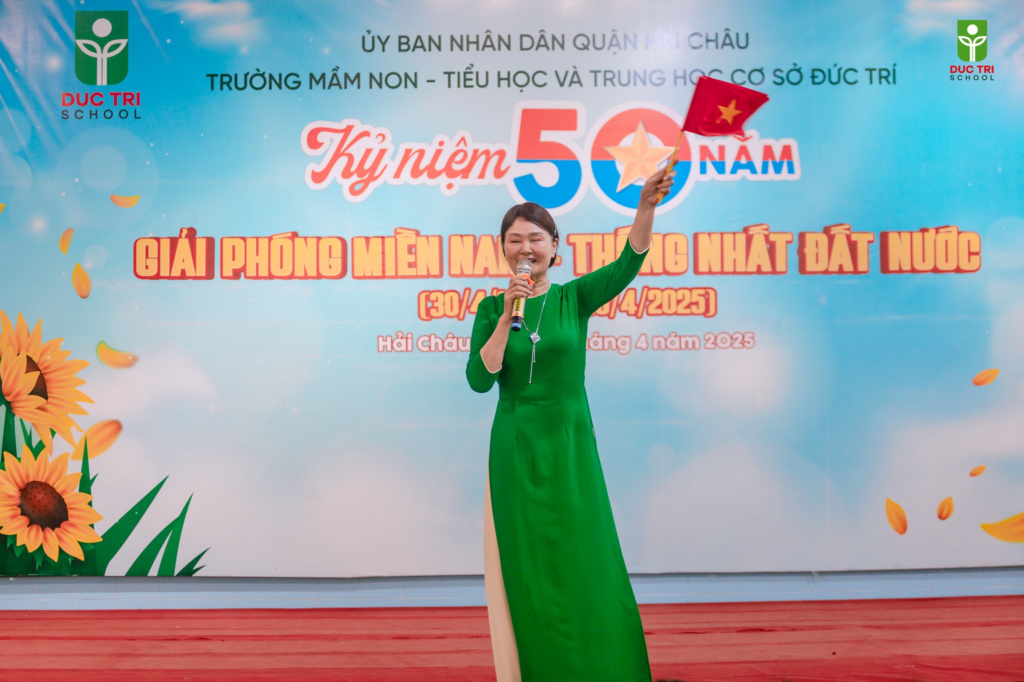 Bài học tháng Tư dưới sân trường