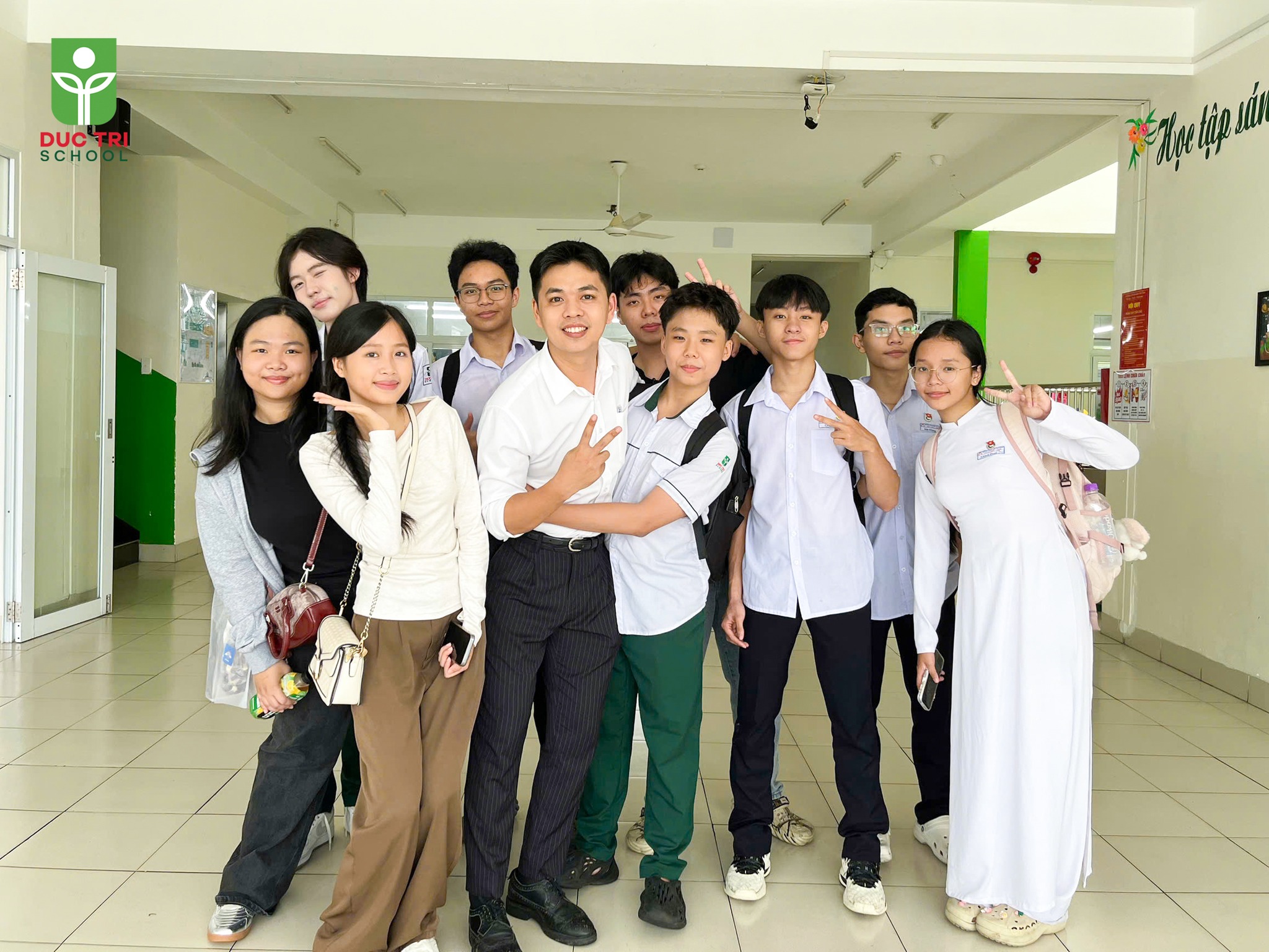 Cựu học sinh Đức Trí về thăm trường