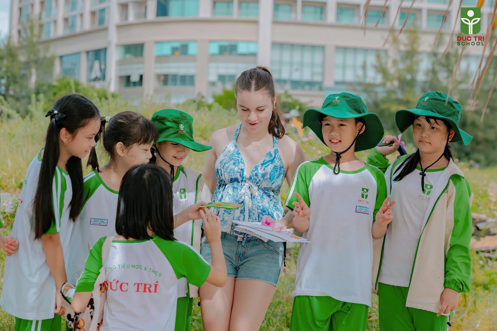 Học sinh giao lưu với khách du lịch nước ngoài