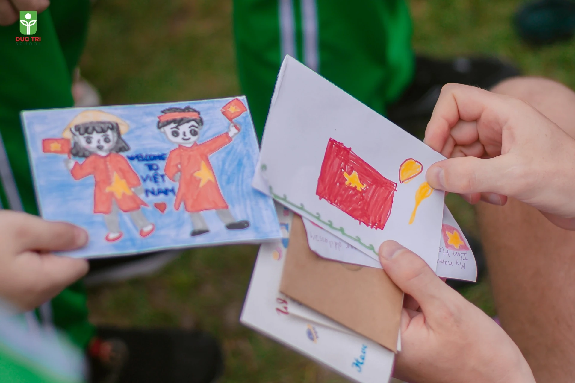 Học sinh làm thiệp tặng du khách